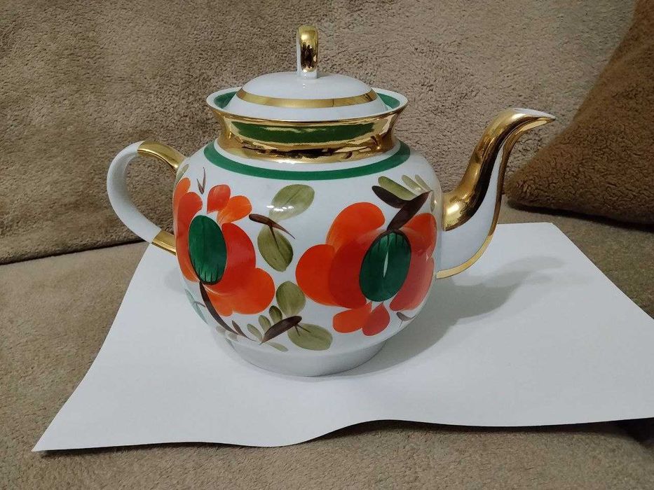 Два чайных сервиза и чайник