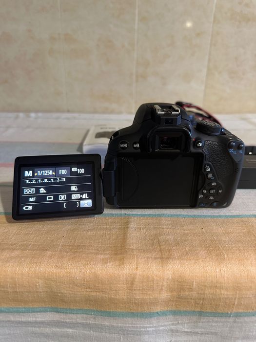 Aparat foto canon eos 700D