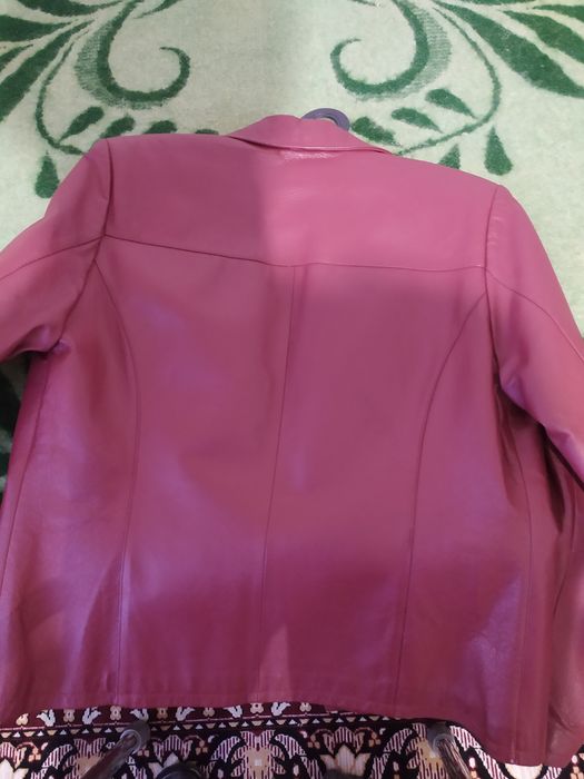 Бордовая куртках для вас, девушки.