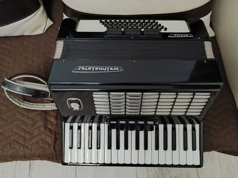 Акордеон Weltmeister Stella 60 баса. Много запазен. Отлично състояние.