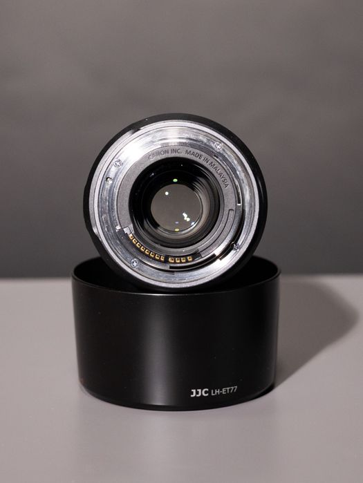 Canon RF 85mm F2 Macro IS STM + parasolar