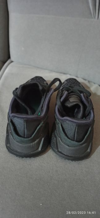 Pantofi sport,i de vânzare.