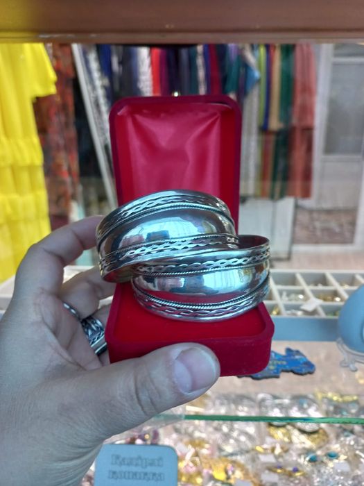 Продам два браслета вместе за 32000