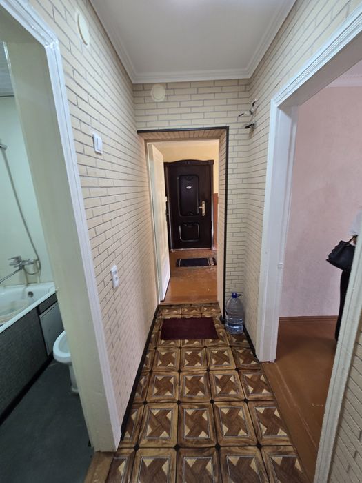 Срочно продаётся 1 комната перед 2 ком на 4 этаже Гагарин ор 51 школа