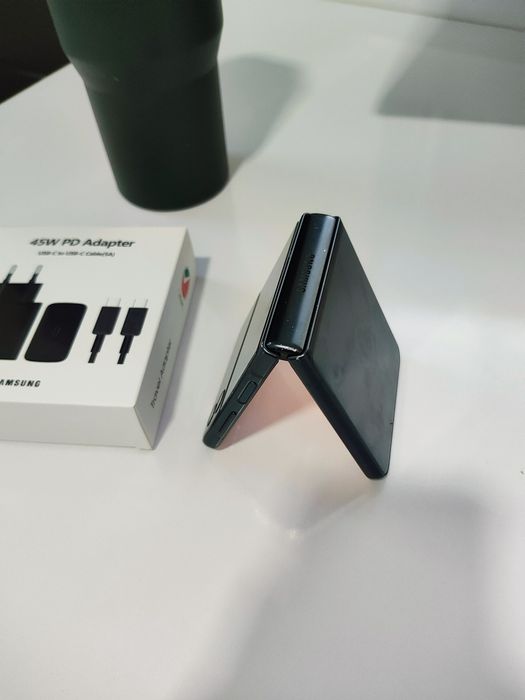 Samsung Galaxy Z flip3 yanada qulay narxda ekranlari yaxshi dog yoq