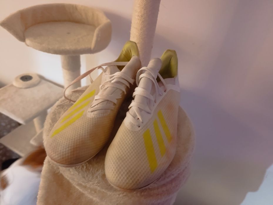 Продавам футболни бутонки Adidas 42
Бутонките са носени малко,