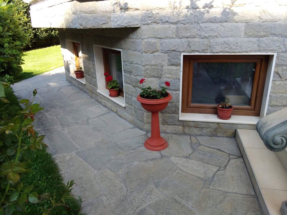 Майстор Каменар реда всякакъв вид камък