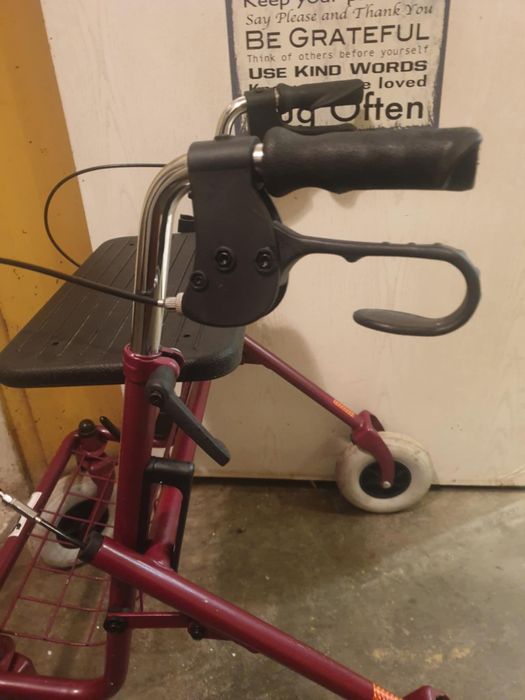 Проходилка / ролатор за възрастни