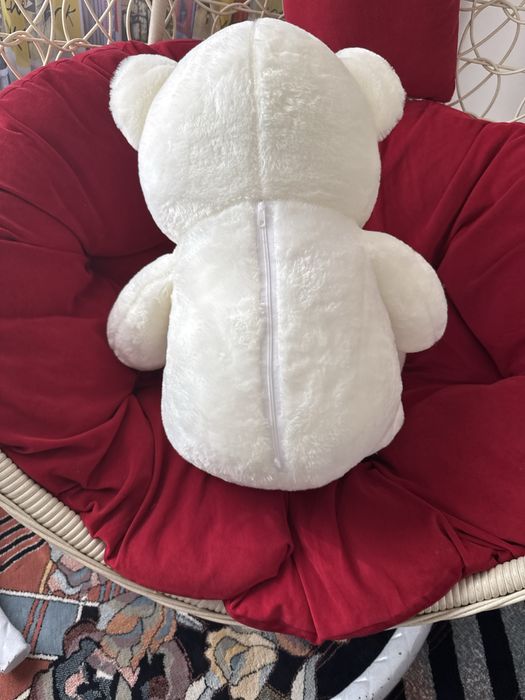 Белый плюшевый медведь