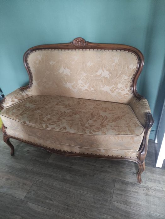 ретро диванчик из дерева