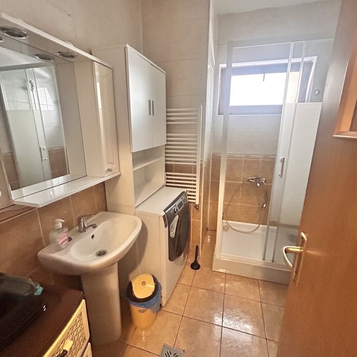Vând apartament cu parcare proprie