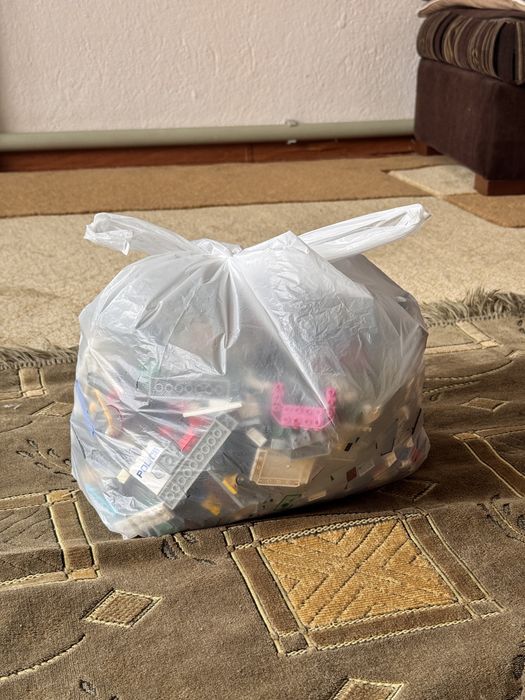 Продам большой пакет лего деталей