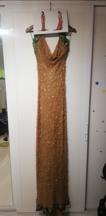 Rochie de seară din mătase naturală cu aplicații de paiete.