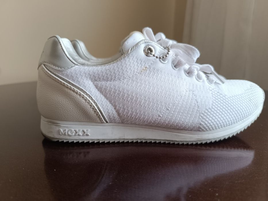 Кроссовки черные 37 и белые 38