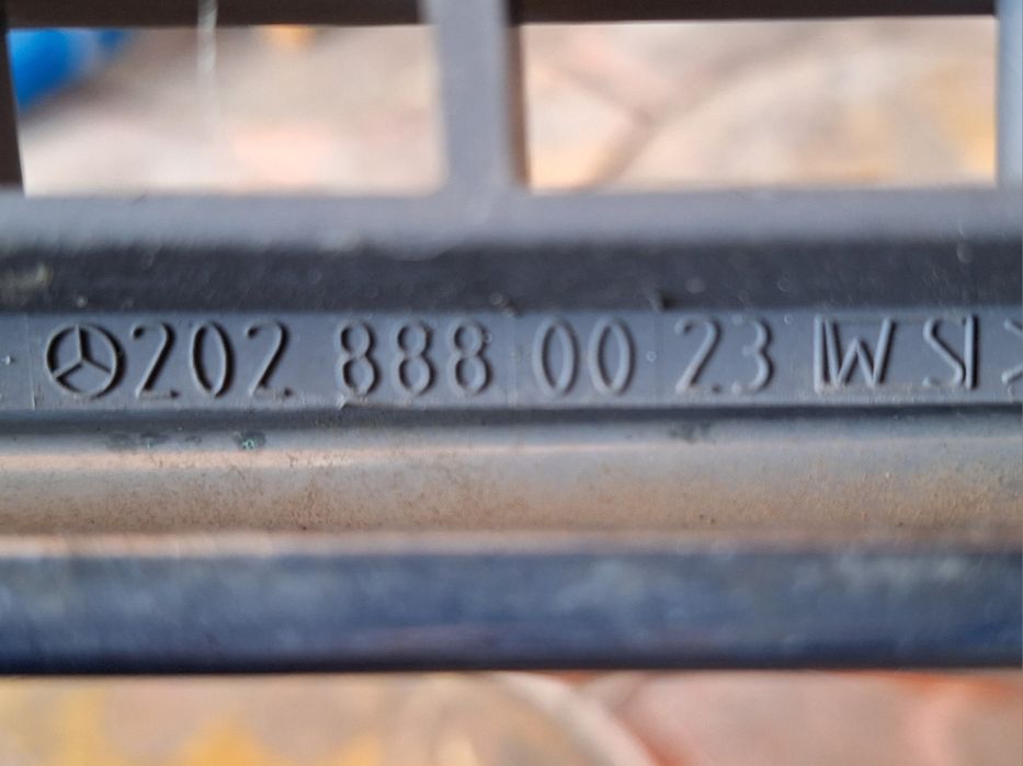 Декоративна Решетка Във Предния Капак  Mercedes C-Class от 1993-2001 Г