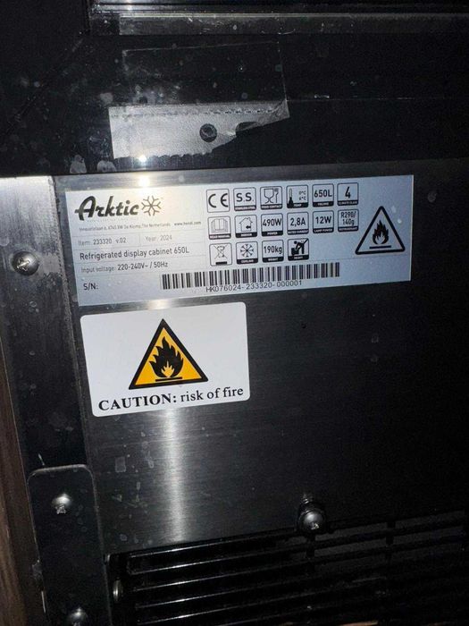 Vand VITRINA FRIGORIFICA de prezentare ca noua 650l