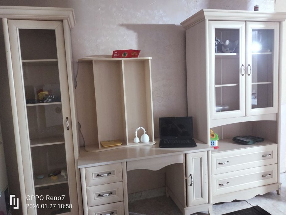 Продам гарнитур шкафы и стол компьютерный