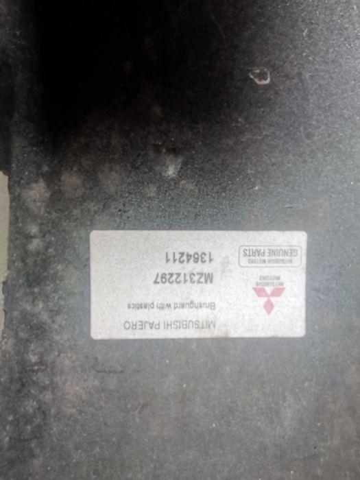 Продавам предна маска - решетка за Мицубиши Паджеро