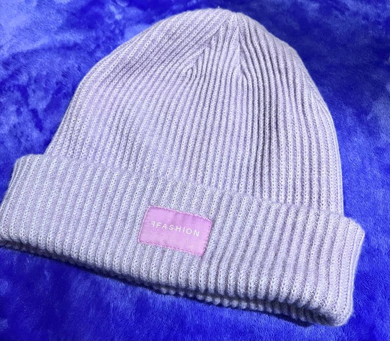 Женская сиреневая шапка