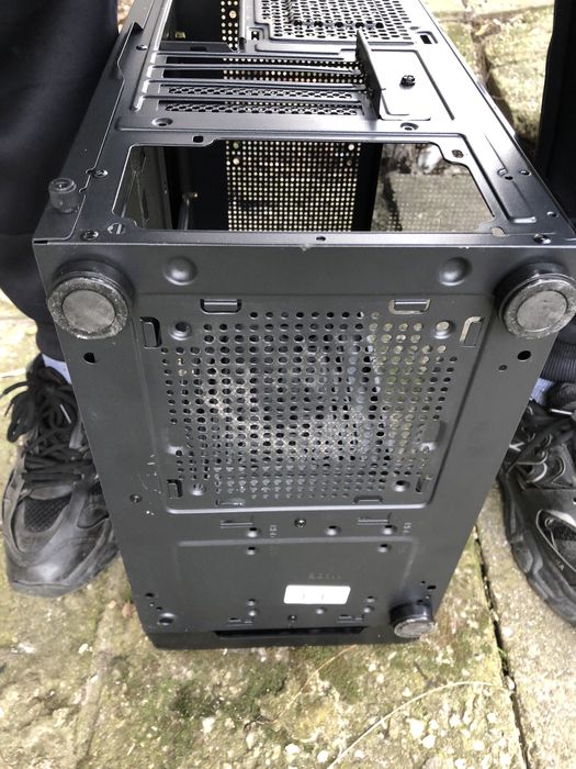 Компютърна кутия със стъкло отстрани