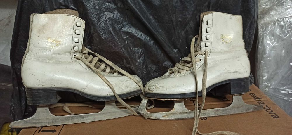 Продава кънки за лед