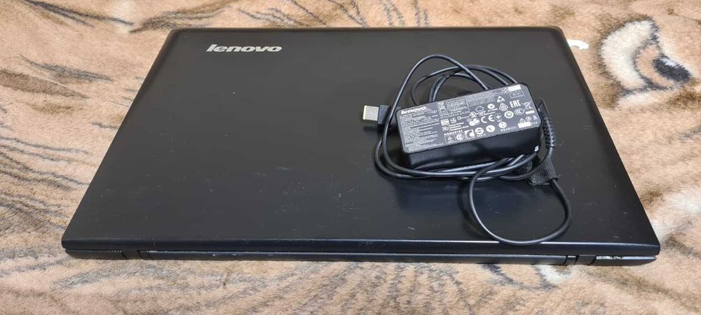 Laptop Lenovo cu procesor A8-7100,8 Gb RAM si HDD de 500 Gb,stare buna