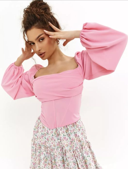 Кофта в розовом оттенке.