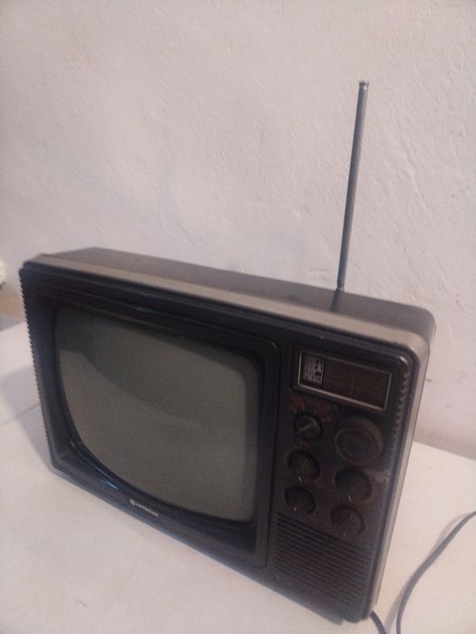 Телевизор HITACHI с кинескоп черно/Бял 220V 50Hz