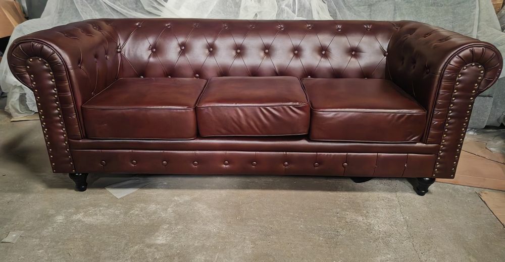 Canapea Chesterfield 3 locuri, stil elegant clasic englezesc. Tapițerie maro premium, foarte confortabilă și într-o stare excelentă. Ideală pentru liv