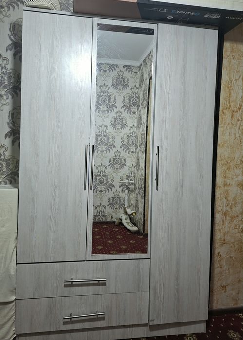 Kiyim javoni sotiladi 3 avval olingan diyarli yangi