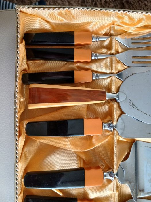 Set solingen cu mâner de chihlimbar