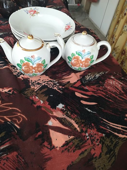 Продаются сервизы разные на 6 персон новые из серванта