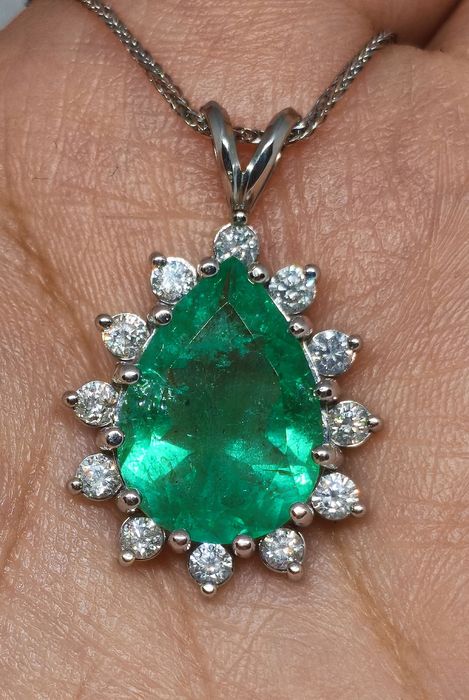 Колье с крупным ,природным изумрудом и бриллиантами
