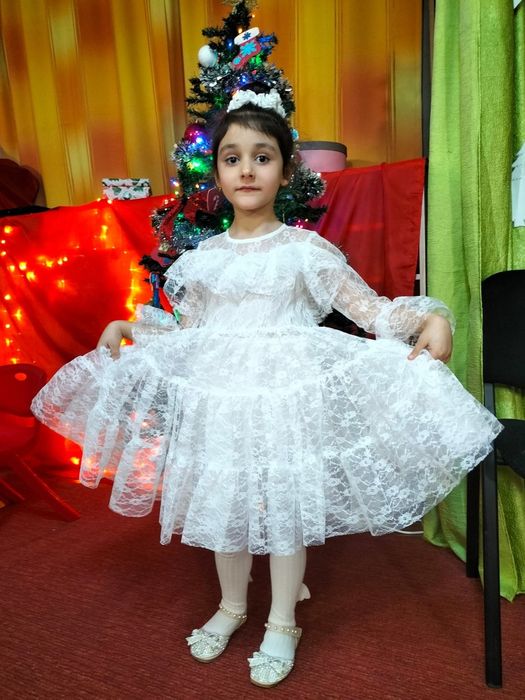 Rochiță albă mărimea 5 -6  ani!