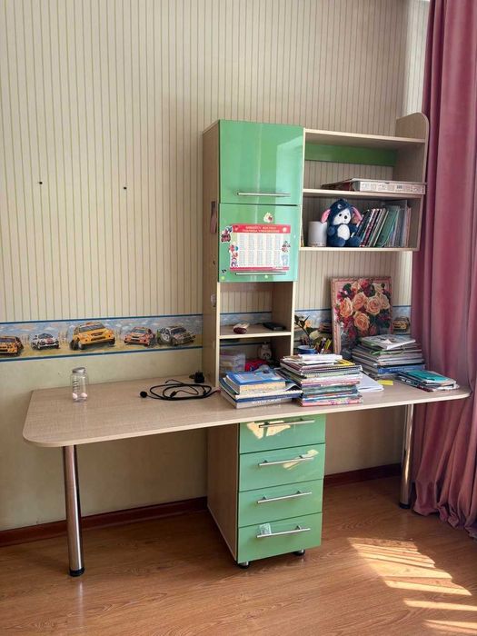 Стол с ящиками и полками для подростков