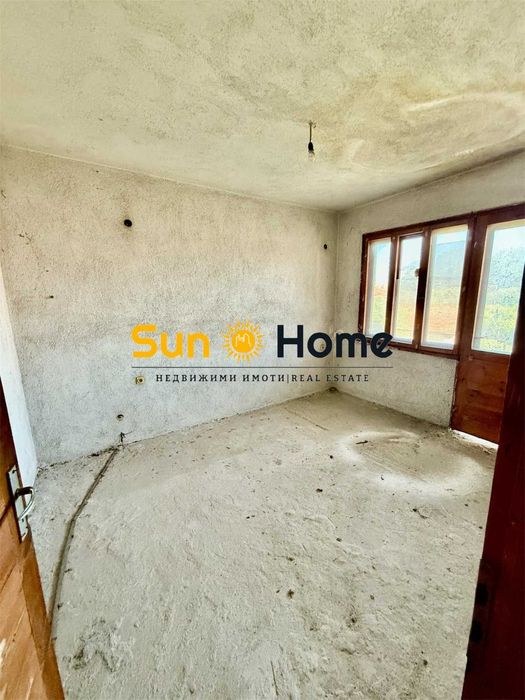 Масивна четириетажна тухлена къща с двор в идеалния център