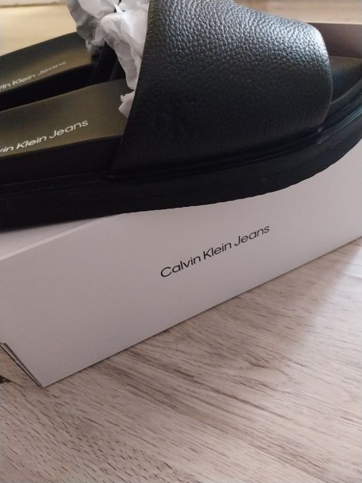 Vând papucii Calvin Klein jeans