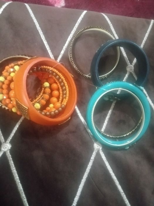 Продаю браслеты новые
