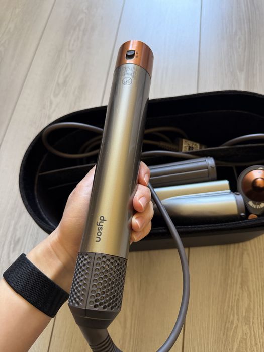 Dyson стайлер бу с кейсом и насадками