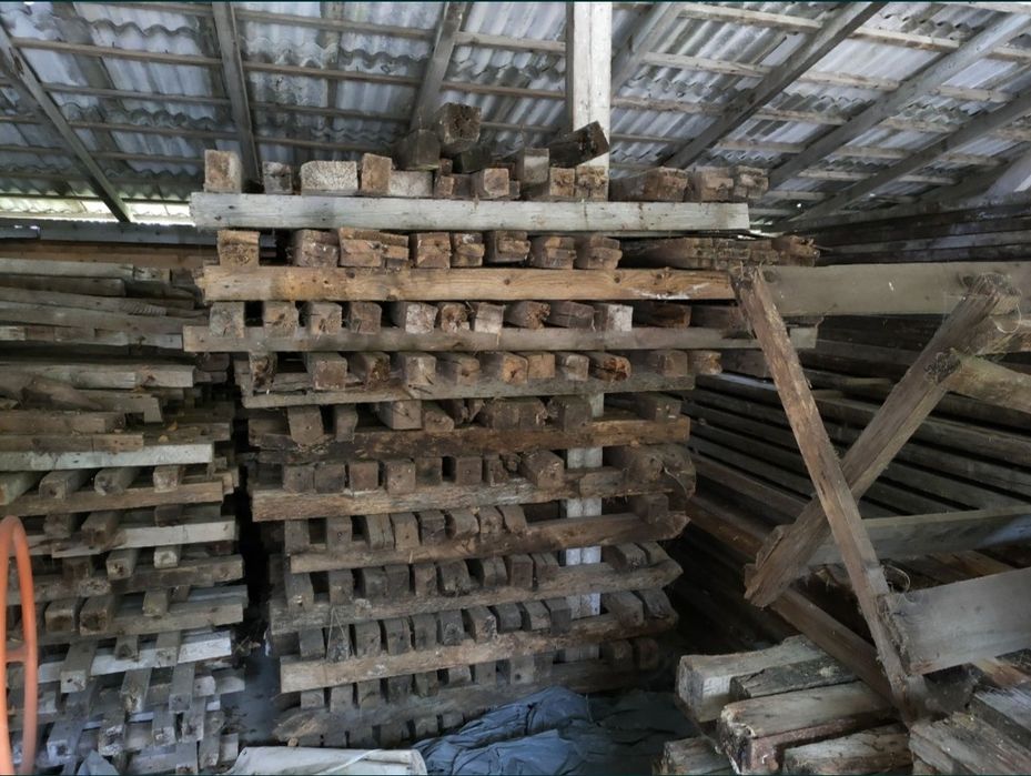 Piatră, cărămidă, grinzi, rigle, stâlpi/țăruși/uluci de gard, popi