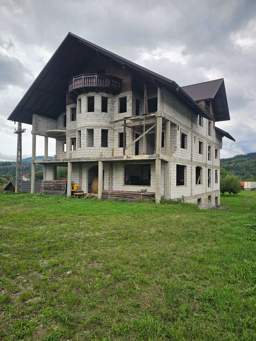 Casa la rosu, constructie noua
