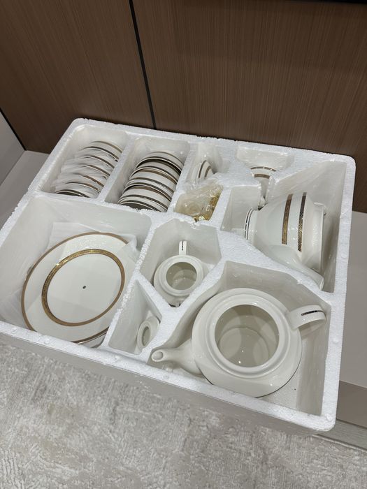 Продам фарфоровый сервиз 72 предмета