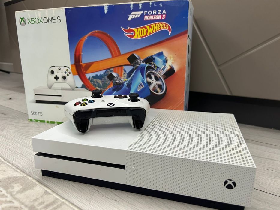 Продаю xbox one s series, с контроллером и forza horizon hotwheels.