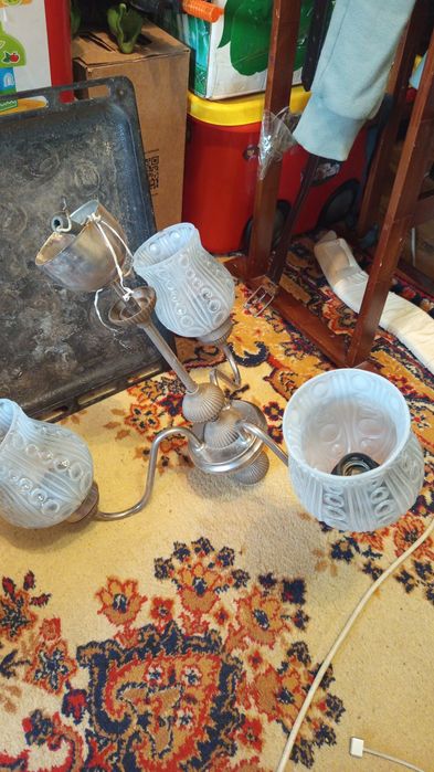 Отдам люстру,трехрожковую,рабочую