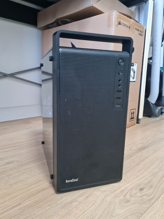 Супер компактен геймърски компютър