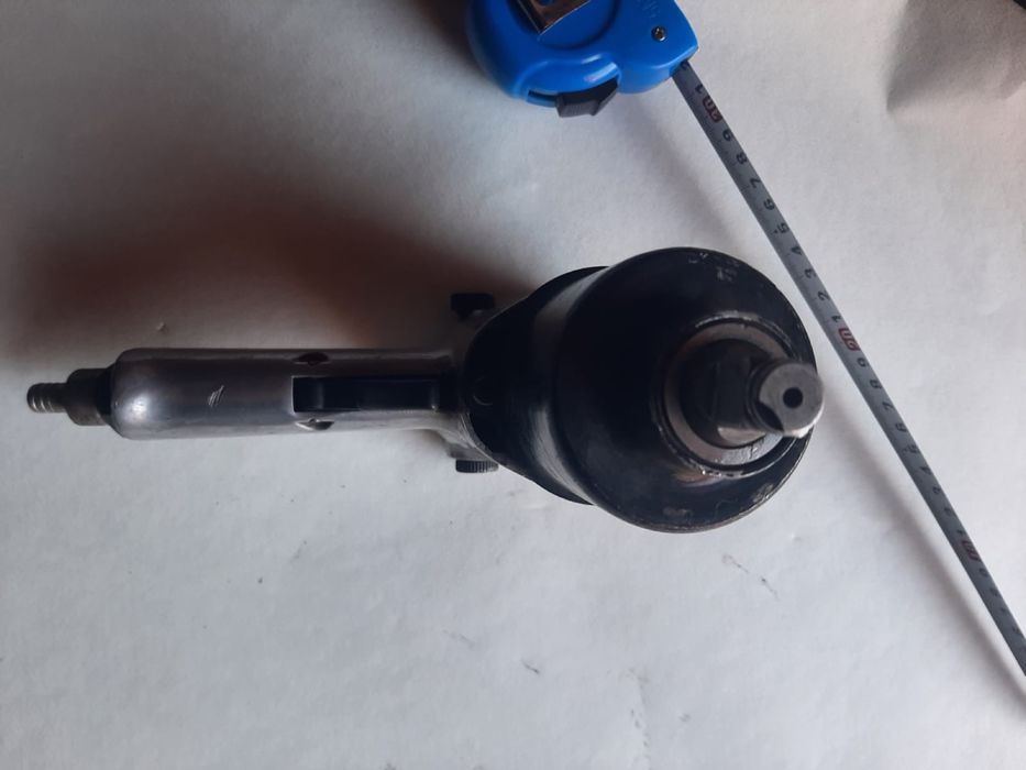 Пневмогайковерт .