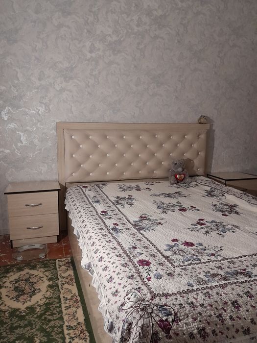 Двуспальная кровать. С двумя тумбами