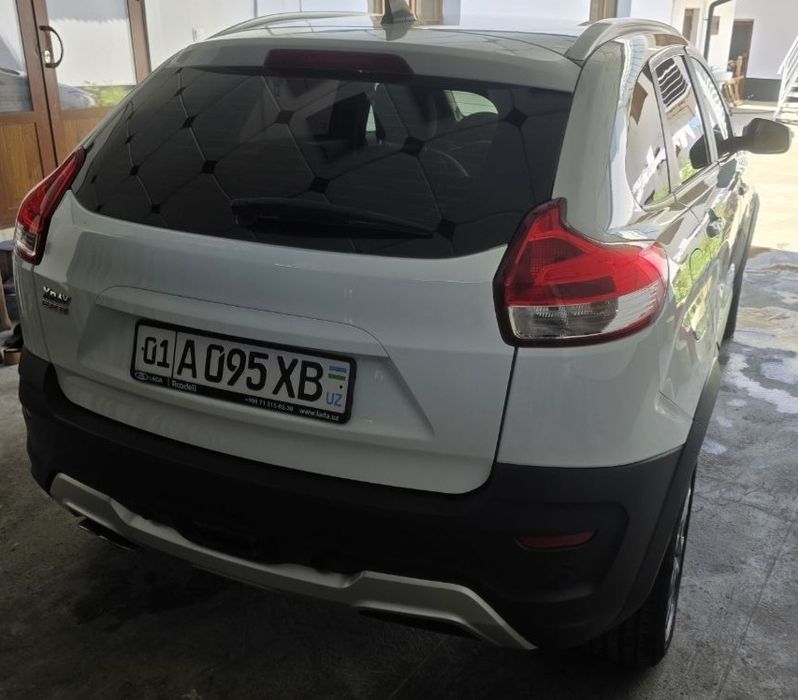 Lada XX Kros  ikming yigirma birinchi yil ikming ikkinchi yilda salon