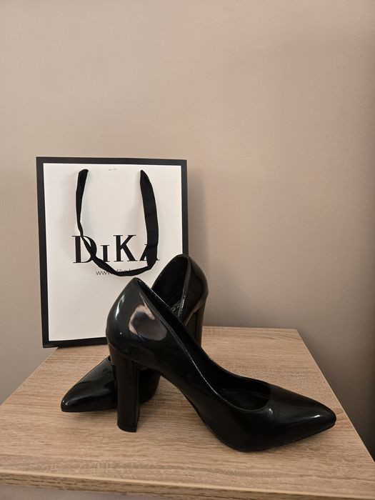 Елегантни обувки на ток