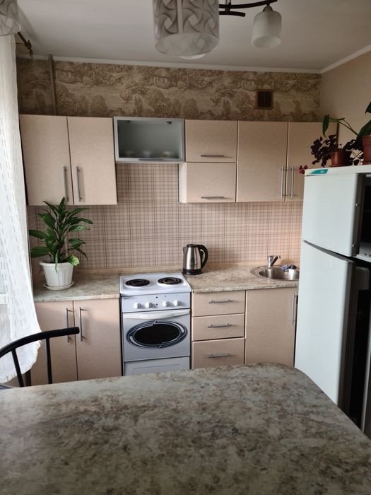 Продам 1,5  на дворце спарта